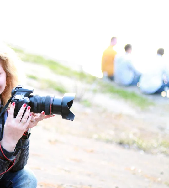 Fotógrafas Mujeres Sosteniendo Una Cámara Naturaleza Cerca — Foto de Stock