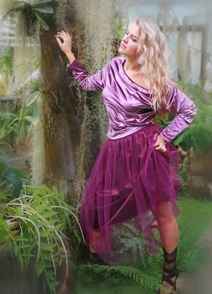 Молода Красива Біла Жінка Фіолетовому Оксамитовому Верхньому Бузковому Тюлевому Спідниці — стокове фото