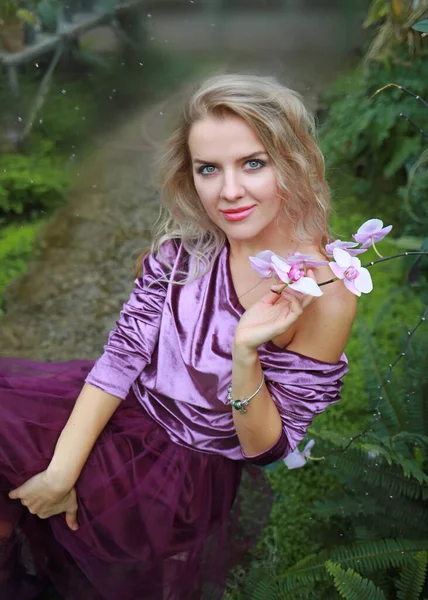 Młoda Biała Kobieta Fioletowej Aksamitnej Bluzce Liliowej Spódnicy Tiulu Szklarni — Zdjęcie stockowe