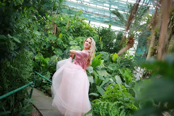 Joven Hermosa Mujer Rubia Caucásica Invernadero Vidrio Entre Árboles Tropicales — Foto de Stock