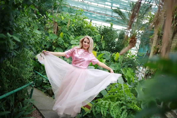 Joven Hermosa Mujer Rubia Caucásica Invernadero Vidrio Entre Árboles Tropicales — Foto de Stock