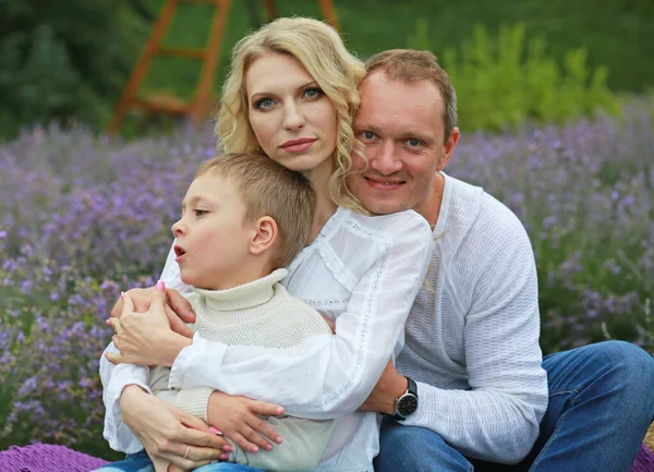 Šťastná Rodina Chlapcem Relaxovat Levandulovém Poli Létě — Stock fotografie