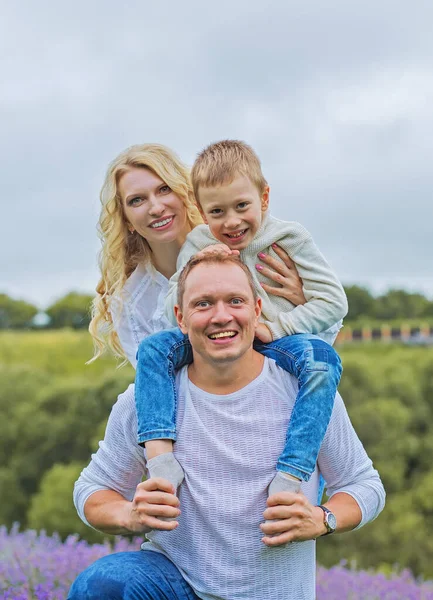 Glückliche Familie Mit Junge Entspannen Lavendelfeld Sommer — Stockfoto