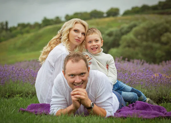 Keluarga Bahagia Dengan Anak Laki Laki Bersantai Lapangan Lavender Musim — Stok Foto