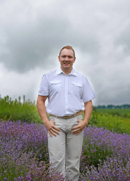 Jonge Man Een Wit Shirt Een Lavendelveld Zomer Genieten Van — Stockfoto