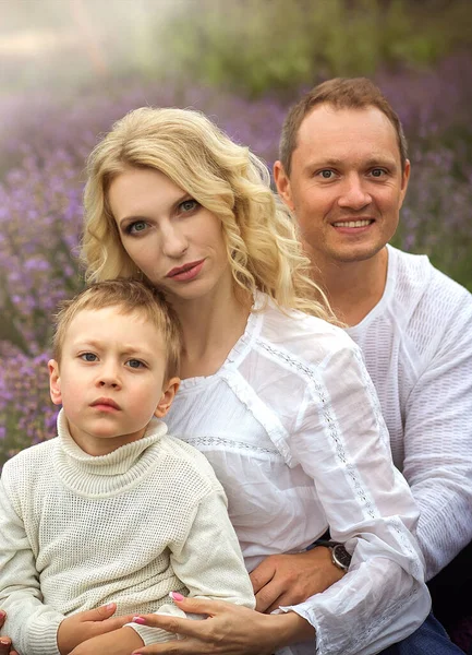 Família Feliz Com Menino Relaxar Campo Lavanda Verão — Fotografia de Stock