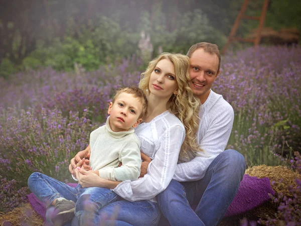 Glückliche Familie Mit Junge Entspannen Lavendelfeld Sommer — Stockfoto