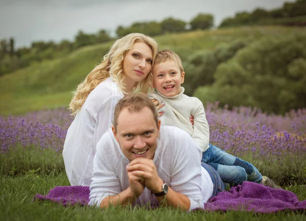 Šťastná Rodina Chlapcem Relaxovat Levandulovém Poli Létě — Stock fotografie