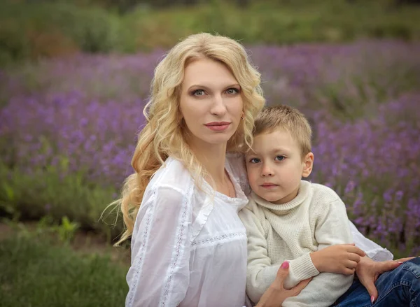 Mãe Feliz Com Menino Ter Descanso Campo Lavanda Verão — Fotografia de Stock