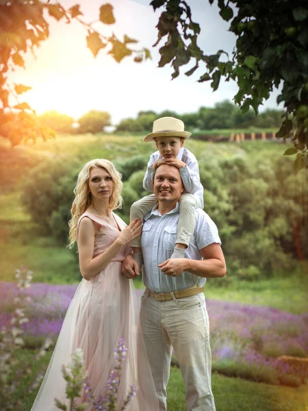 Família Feliz Com Menino Relaxar Campo Lavanda Verão — Fotografia de Stock