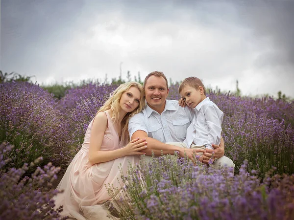 Familia Feliz Con Niño Relajarse Campo Lavanda Verano —  Fotos de Stock