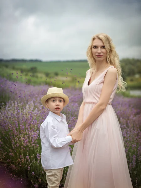 Šťastná Matka Chlapcem Drží Ruce Mají Odpočinek Levandulovém Poli Létě — Stock fotografie