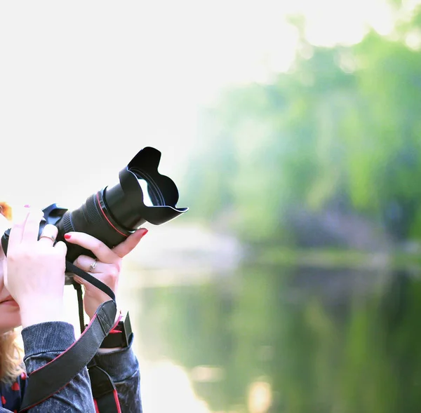 摄影师女性在自然界中手持相机 近距离拍摄 — 图库照片