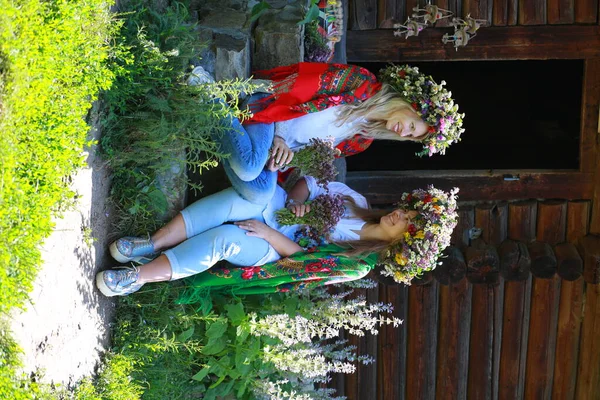 Dos Amigas Coronas Florales Bufandas Estilo Étnico Ucraniano Disfrutan Del — Foto de Stock