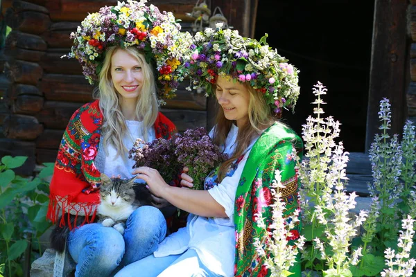 Две Подруги Цветочных Венках Шарфах Украинском Этническом Стиле Наслаждаются Ароматом — стоковое фото