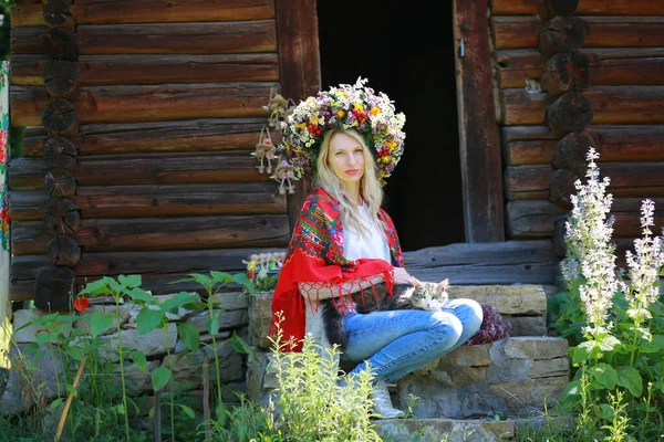 Krásná Mladá Dívka Sedí Verandě Dřevěného Domu Věnec Čerstvých Květin — Stock fotografie