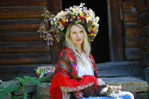 Krásná Mladá Dívka Sedí Verandě Dřevěného Domu Věnec Čerstvých Květin — Stock fotografie