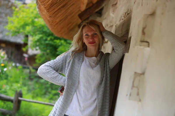 Chica Rubia Con Mini Jeans Descansando Porche Una Antigua Casa —  Fotos de Stock