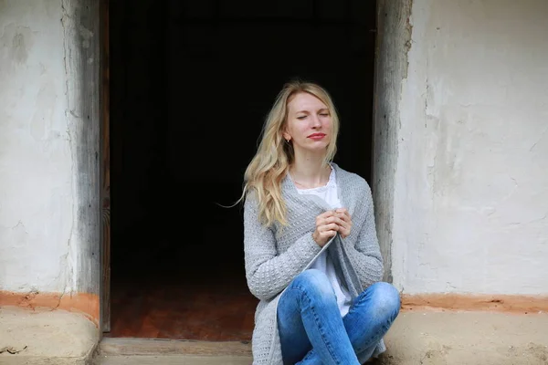 Блондинка Мини Джинсах Отдыхает Крыльце Старого Украинского Дома — стоковое фото