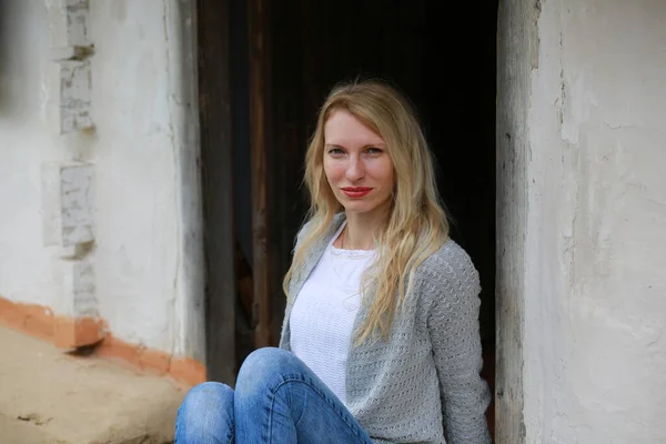 Chica Rubia Con Mini Jeans Descansando Porche Una Antigua Casa —  Fotos de Stock