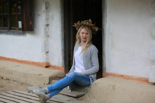 Блондинка Міні Джинсами Відпочиває Ґанку Старого Будинку Українському Стилі — стокове фото