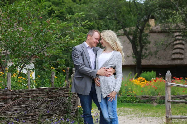 Casal Abraçando Beijando Natureza Verão — Fotografia de Stock