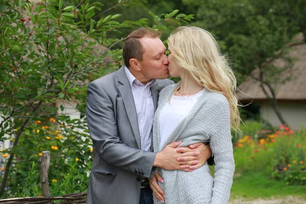 Casal Abraçando Beijando Natureza Verão — Fotografia de Stock