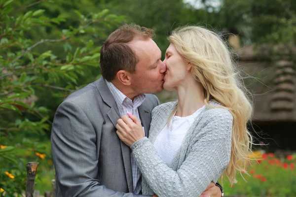 Casal Abraçando Beijando Natureza Verão — Fotografia de Stock
