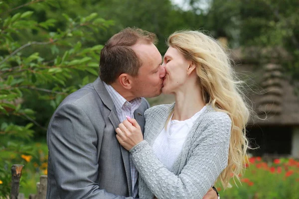 Casal Abraçando Beijando Natureza Verão — Fotografia de Stock