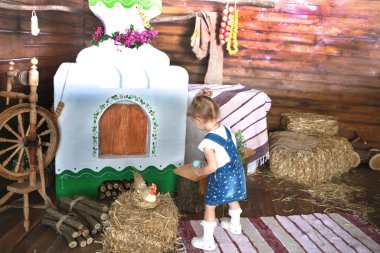 Paskalya yumurtası ve çantası olan küçük tatlı bir kız.