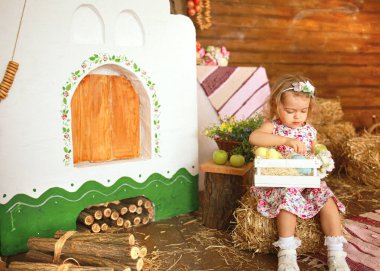  Paskalya bayramında elinde beyaz bir kutu farklı renkte Paskalya yumurtası olan küçük bir kız.