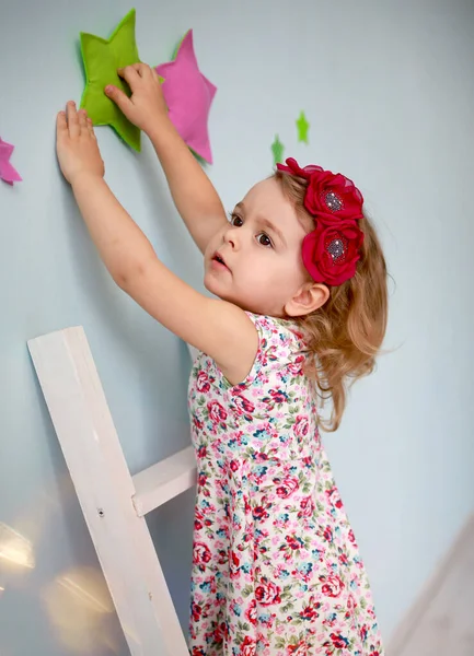 Μικρό Καυκάσιο Κορίτσι Floral Print Φόρεμα Παίζει Μεγάλες Κούκλες Νάνος — Φωτογραφία Αρχείου