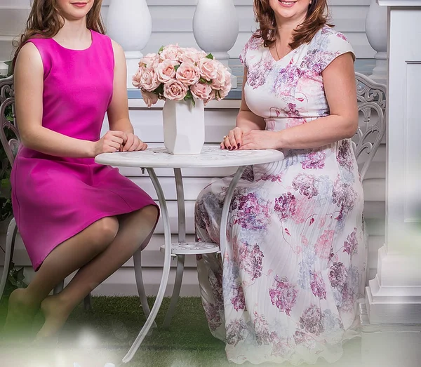 Mère Fille Fille Assises Une Table Blanche Avec Bouquet Fleurs — Photo