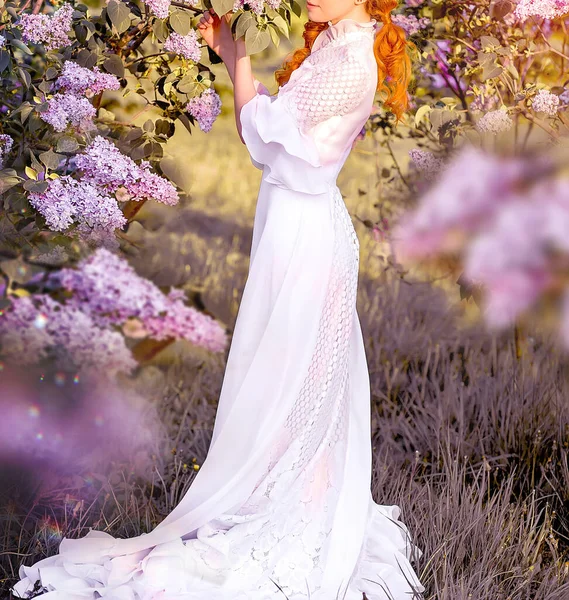 Молода Кавказька Красуня Білій Сукні Насолоджується Бузковим Цвітом Весняному Парку — стокове фото