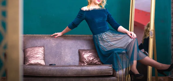 Portret Oszałamiającej Modelki Siedzącej Skórzanej Sofie Stylu Secesyjnym Biznes Elegancka — Zdjęcie stockowe