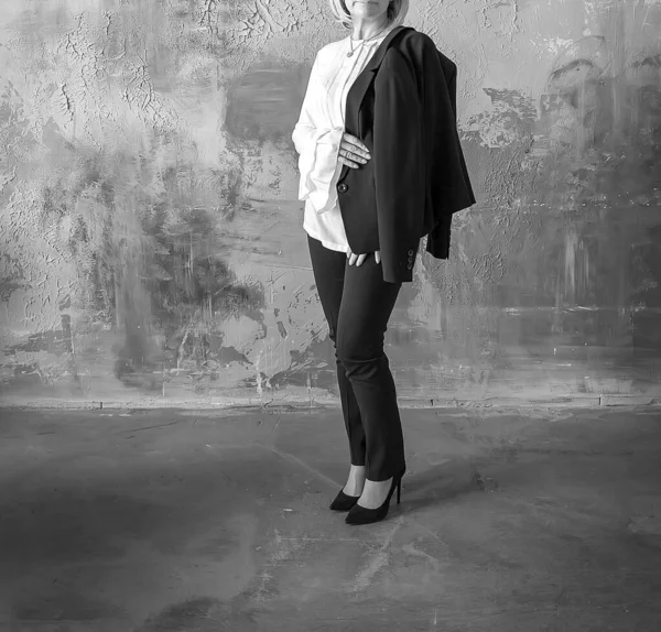 Schwarz Weiß Porträt Einer Atemberaubenden Geschäftsfrau Anzug Die Modernen Stil — Stockfoto