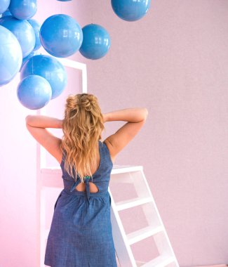 Mavi kot elbiseli güzel sarışın beyaz kız doğum gününde mavi taşaklarıyla kutlama yapıyor.