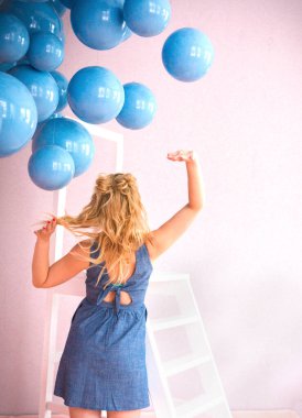 Mavi kot elbiseli güzel sarışın beyaz kız doğum gününde mavi taşaklarıyla kutlama yapıyor.