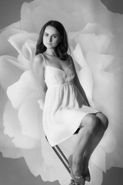 Oszałamiający Portret Seksownej Młodej Brunetki Białej Sukience Siedzącej Wysokim Krześle — Zdjęcie stockowe