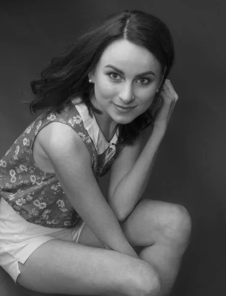 Черно Белый Портрет Потрясающей Сексуальной Молодой Брюнетки Заднем Плане Цветочная — стоковое фото