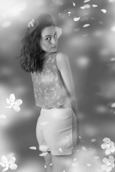 Czarno Biały Portret Oszałamiającej Seksownej Młodej Brunetki Tle Kwiatowa Bluzka — Zdjęcie stockowe