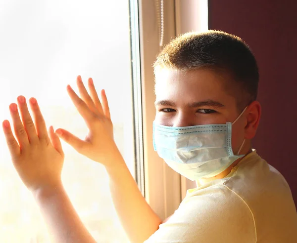Πορτρέτο Ενός Καυκάσου Αγοριού Ιατρική Μάσκα Στέκεται Στο Παράθυρο Στο — Φωτογραφία Αρχείου