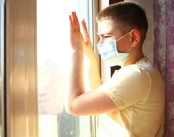 Πορτρέτο Ενός Καυκάσιου Αγοριού Ιατρική Μάσκα Στέκεται Και Κοιτάει Έξω — Φωτογραφία Αρχείου