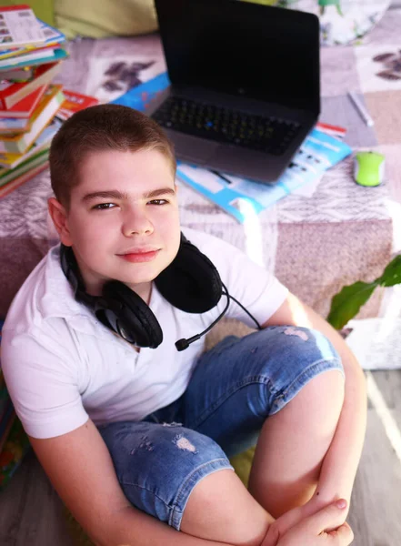Mladý Atraktivní Chlapec Zamyšlený Zasněný Bílém Tričku Džínách Sluchátkách Studuje — Stock fotografie