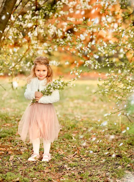 Ein Hübsches Kleines Mädchen Lacht Und Amüsiert Sich Einem Fliegenden — Stockfoto