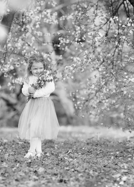 Büyüleyici Siyah Beyaz Portre Küçük Kız Gülüyor Bahar Bahçesinde Çiçek — Stok fotoğraf