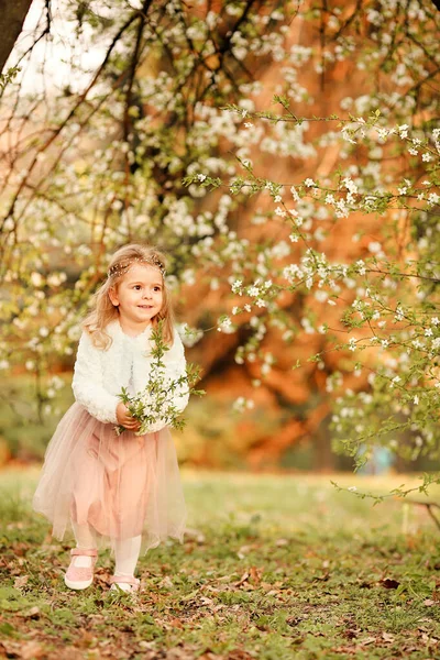 Ein Hübsches Kleines Mädchen Lacht Und Amüsiert Sich Einem Fliegenden — Stockfoto