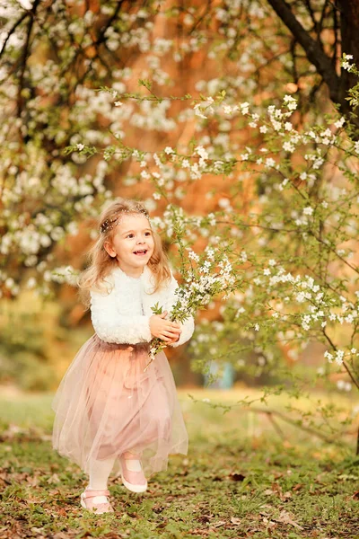 Een Mooi Schattig Klein Meisje Lacht Heeft Plezier Een Vliegend — Stockfoto