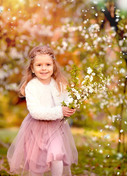 Ein Hübsches Kleines Mädchen Lacht Und Amüsiert Sich Einem Fliegenden — Stockfoto