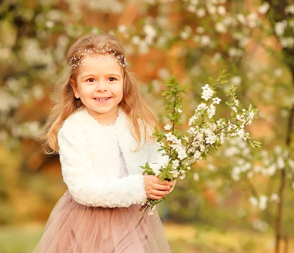 Piękny Cute Little Girl Śmieje Się Bawi Latającej Spódnicy Nagie — Zdjęcie stockowe